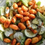 Knuspriger Gnocchi-Salat mit Joghurt-Dressing