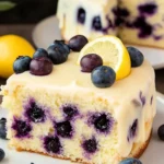 Zitronen-Blaubeer-Kuchen mit Cheesecake-Guss aus