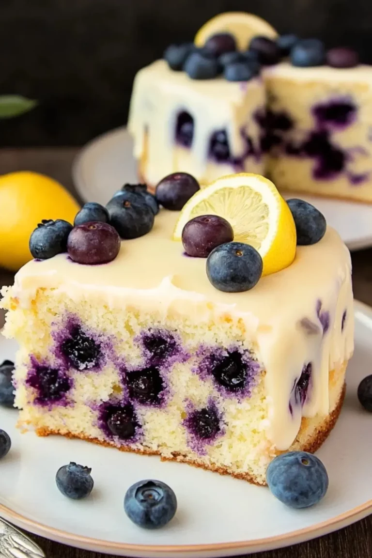 Zitronen-Blaubeer-Kuchen mit Cheesecake-Guss aus