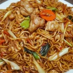 Gebratene Nudeln mit Hühnerfleisch (Chinesisch)