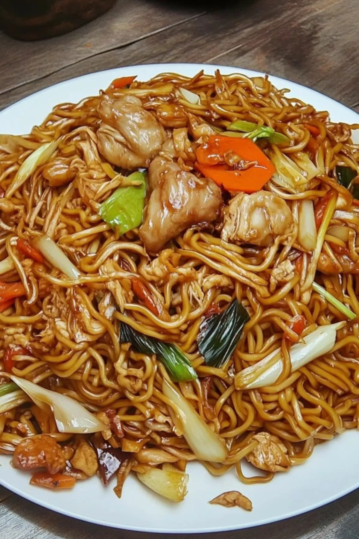 Gebratene Nudeln mit Hühnerfleisch (Chinesisch)