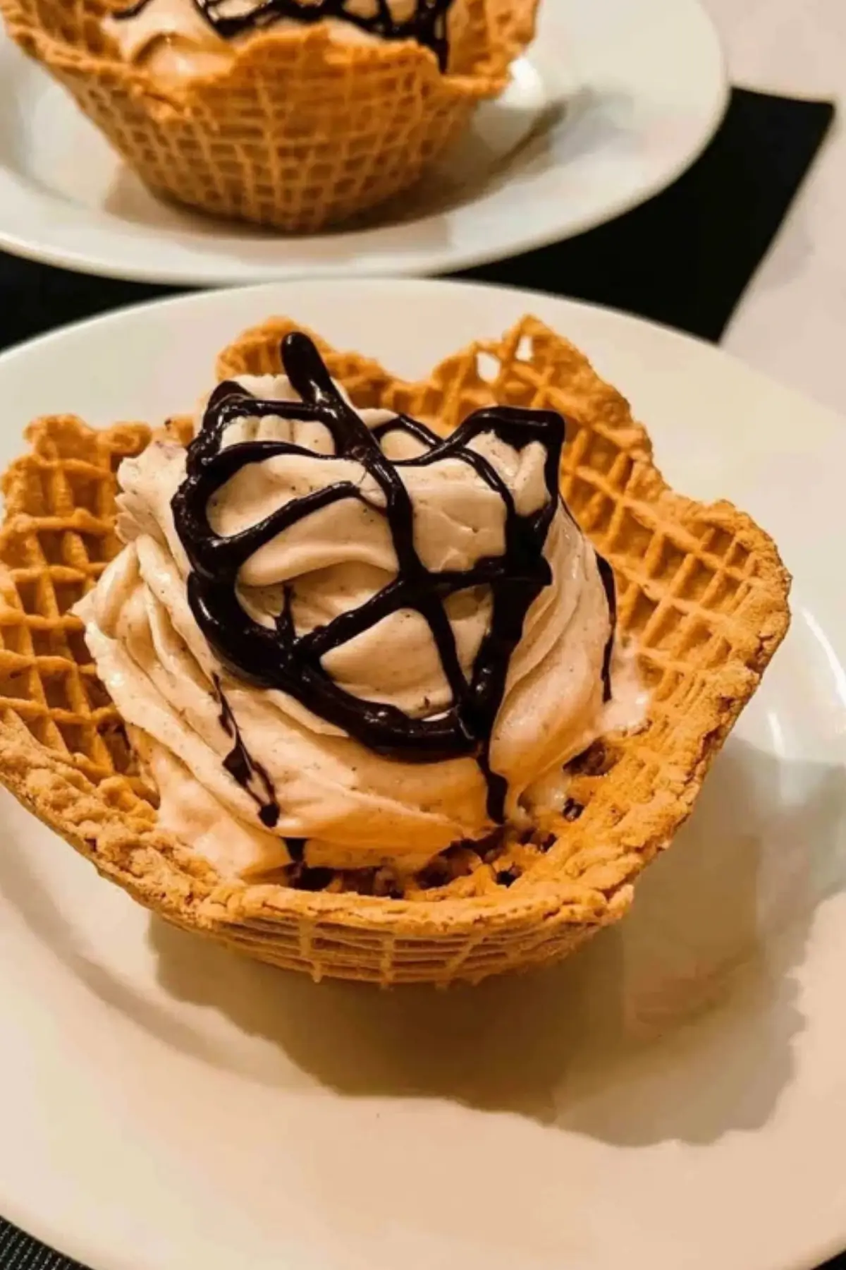 Maroni Mousse in der Waffelblüte