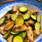 Gebratenes Hühnchen mit Zucchini