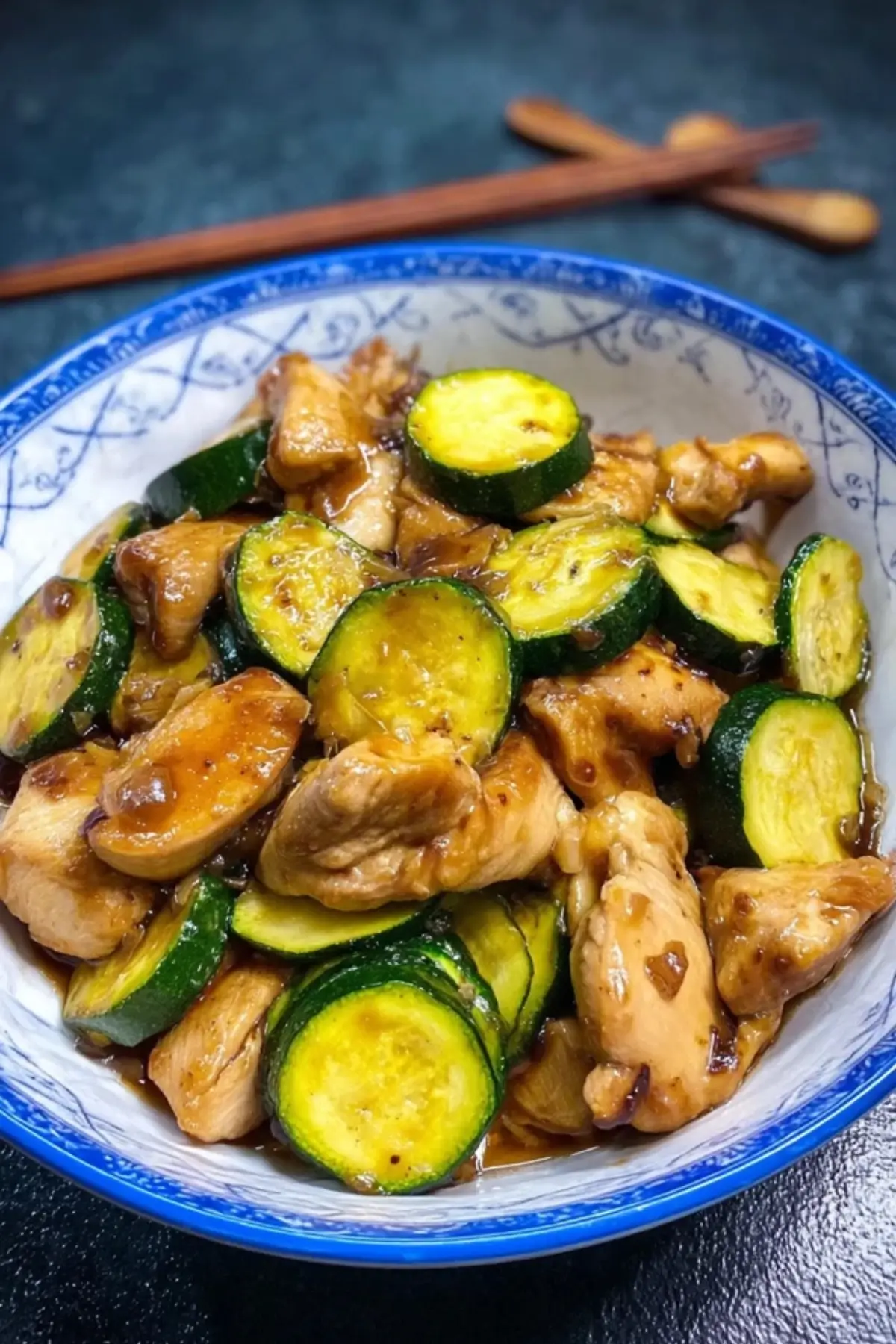 Gebratenes Hühnchen mit Zucchini