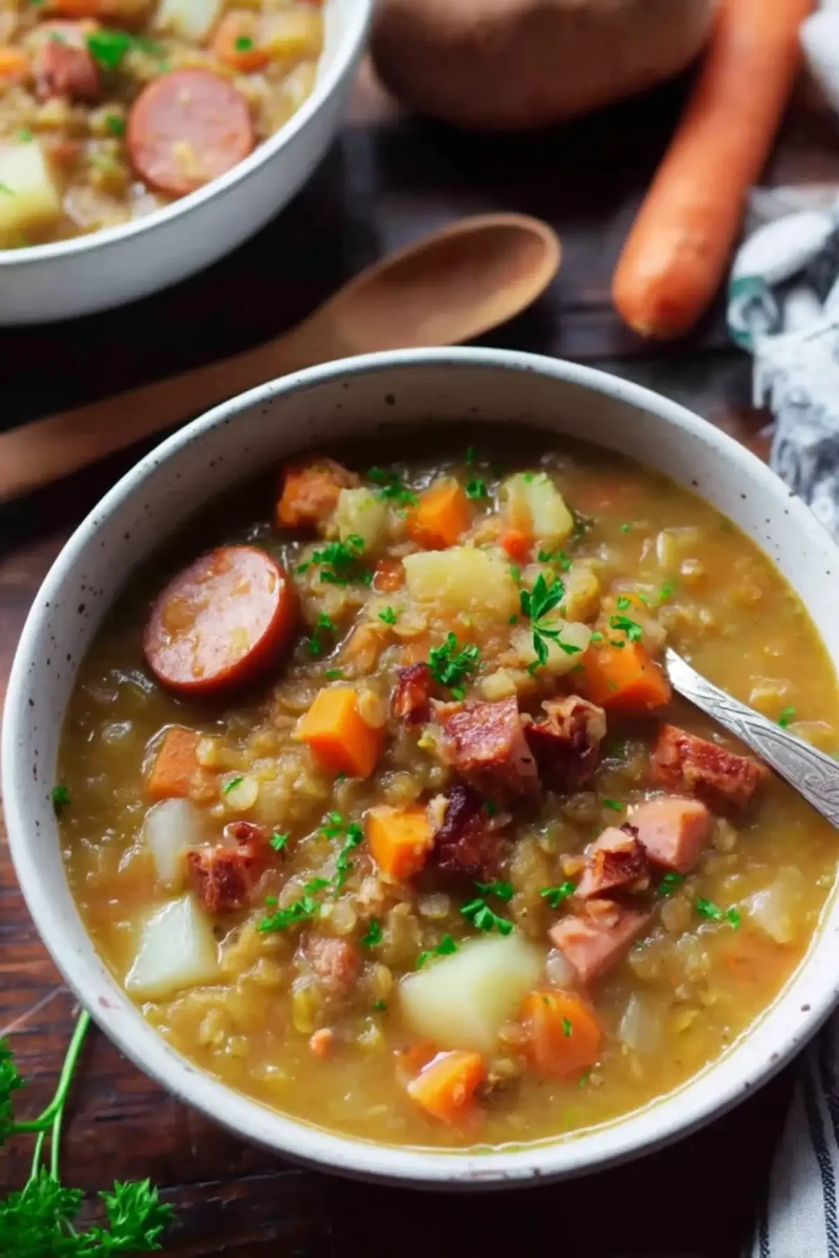 Linsensuppe mit Würstchen
