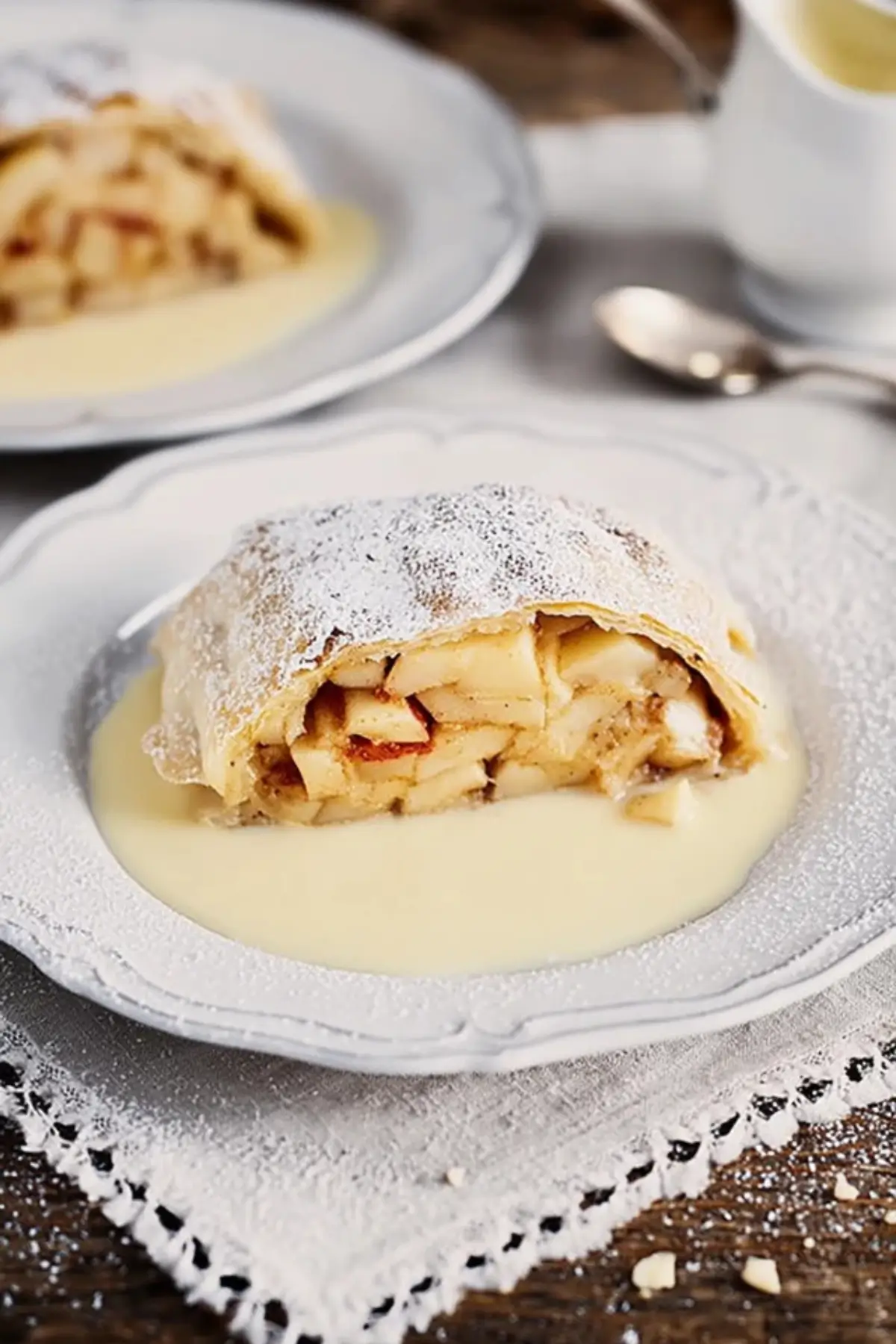 Apfelstrudel mit Vanillesauce - Noras Kreationen