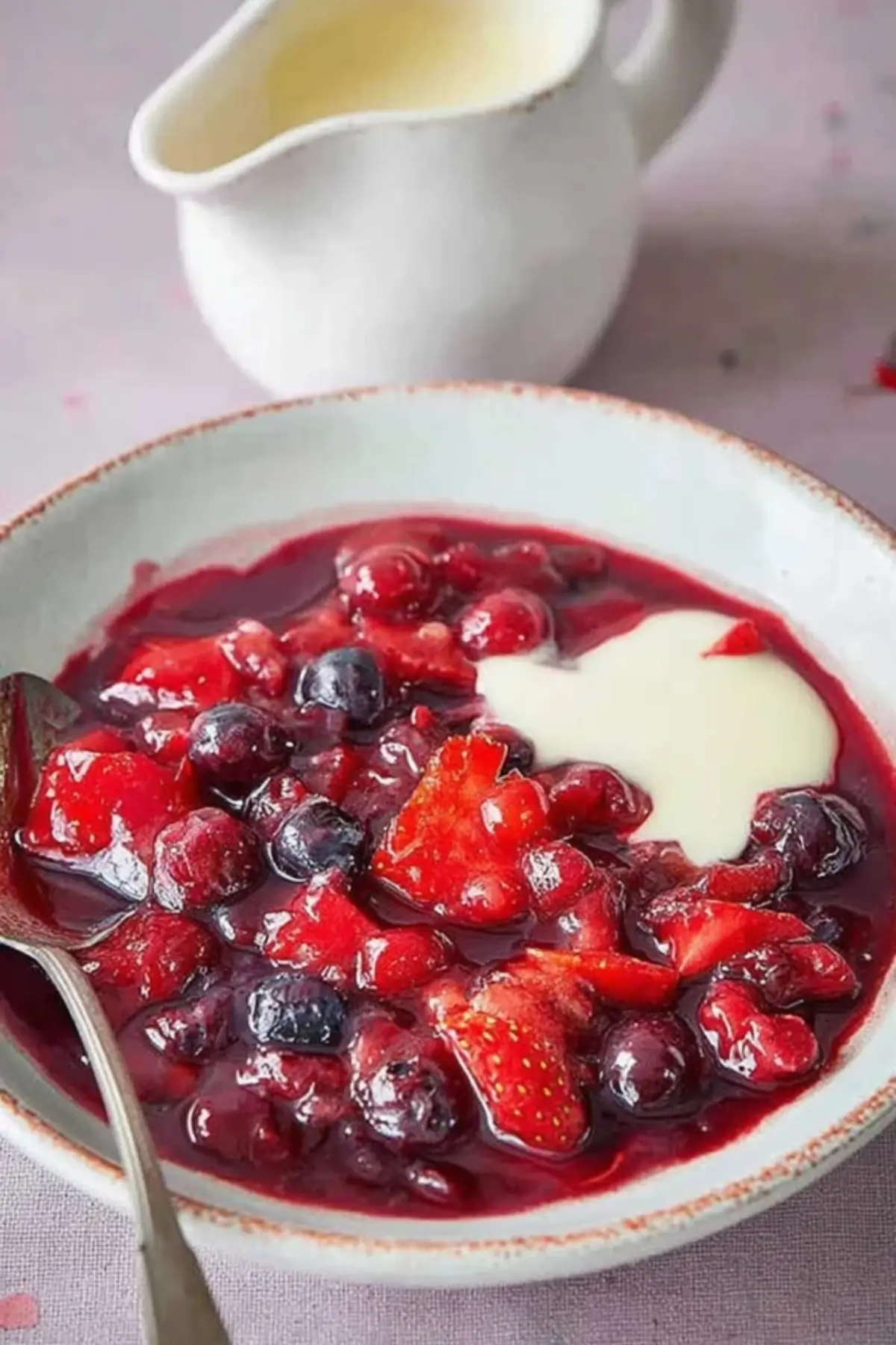 Rote Grütze mit Vanillesauce