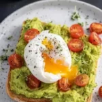 Avocado Toast mit pochiertem Ei