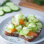 Gesundes Brot mit Gurke und Lachs