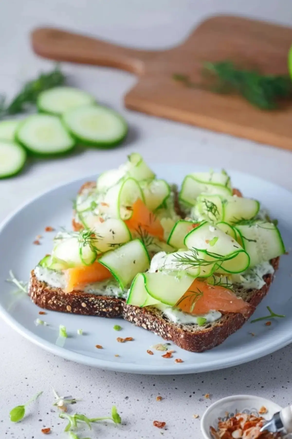 Gesundes Brot mit Gurke und Lachs