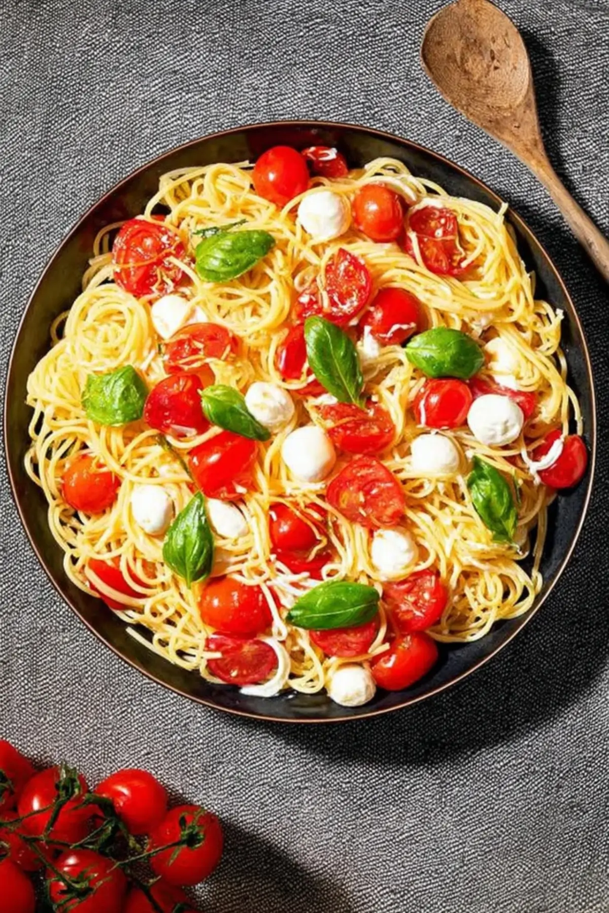 Caprese Pasta mit Tomaten, Mozzarella und Basilikum