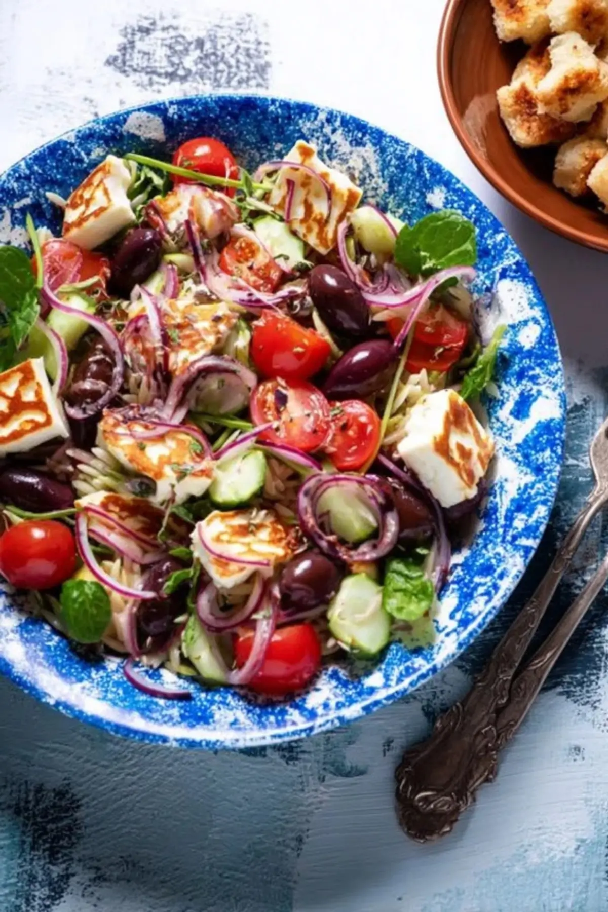 Kritharaki Salat mit Halloumi Croutons