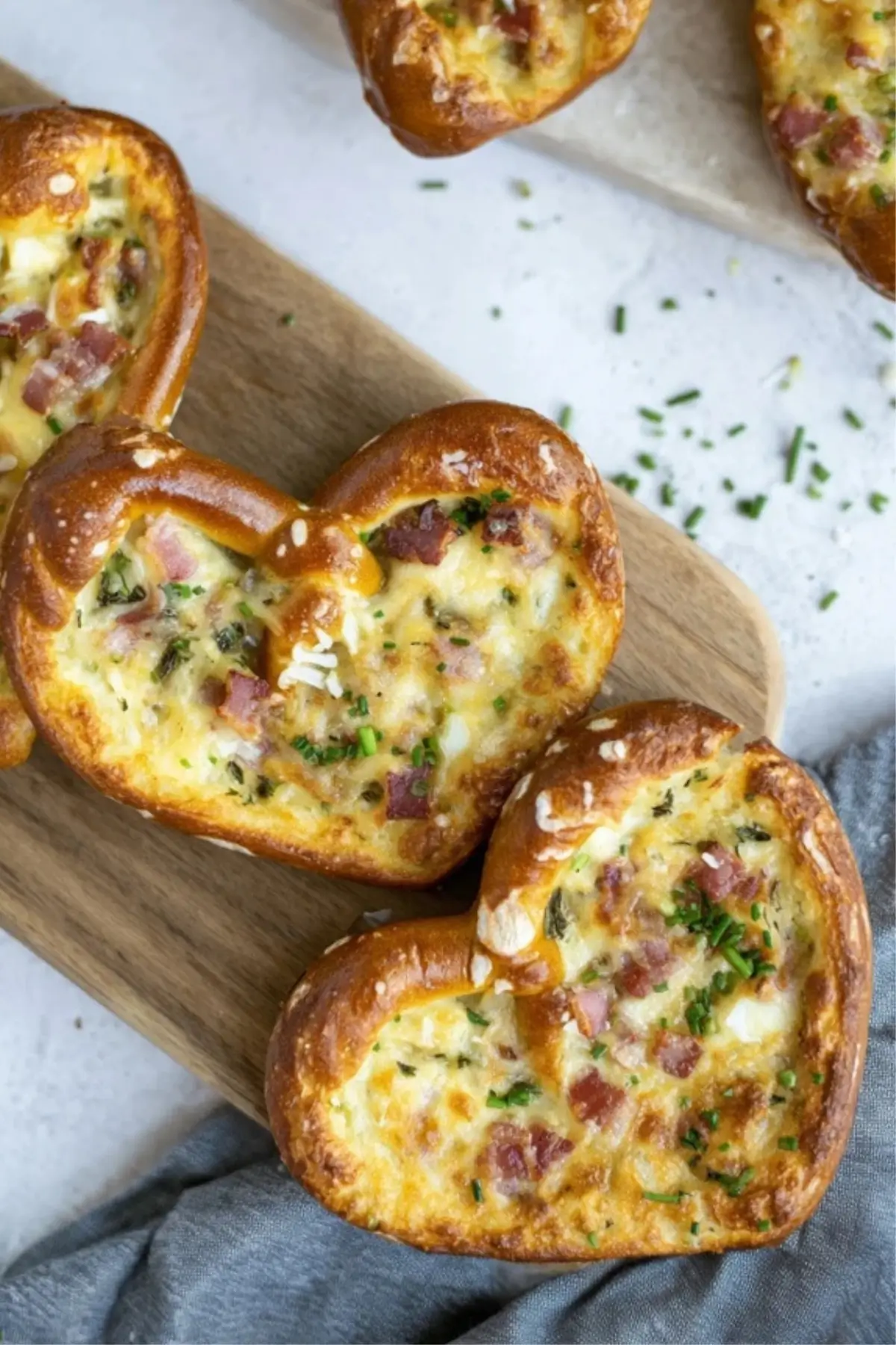 Flammkuchen Brezeln auf einem Teller – ein leckerer Partysnack