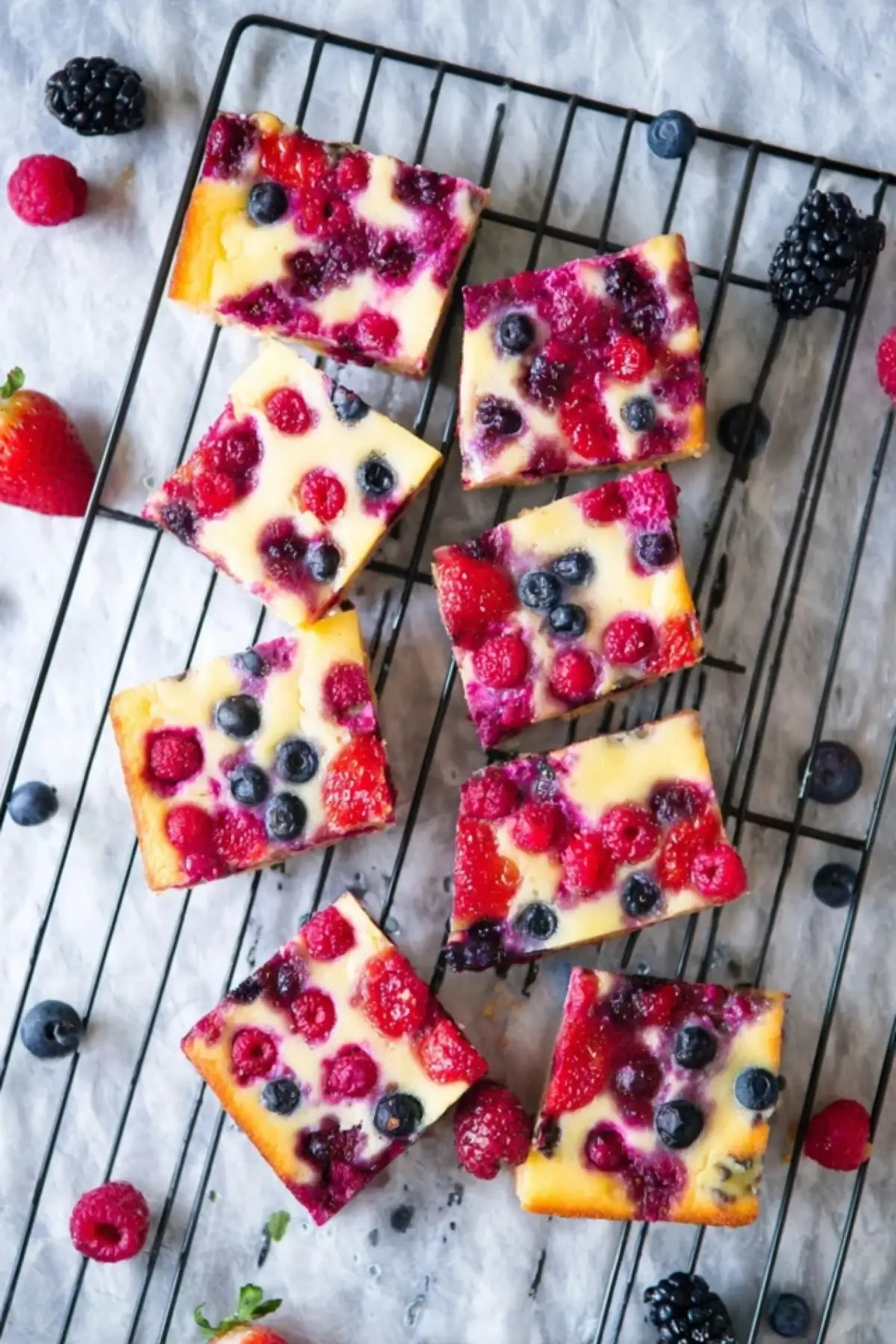 Sommerlicher Beeren Blechkuchen
