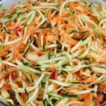 Zucchini-Salat mit Karotte und Apfel