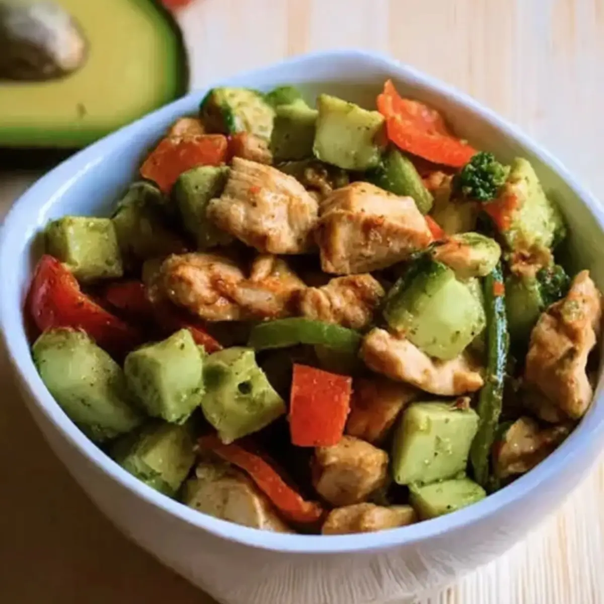 Gesunder Avocado Hähnchen Salat