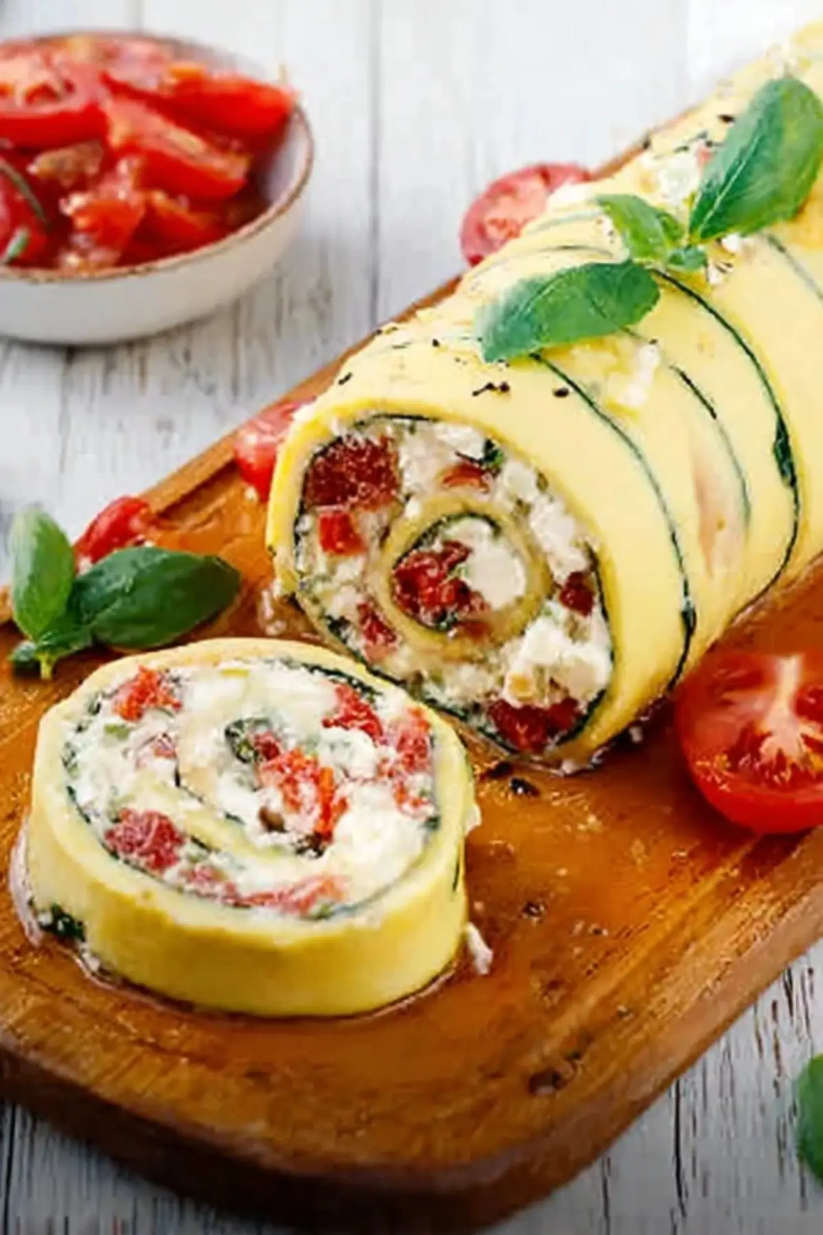Zucchini-Rolle mit Feta und Tomaten