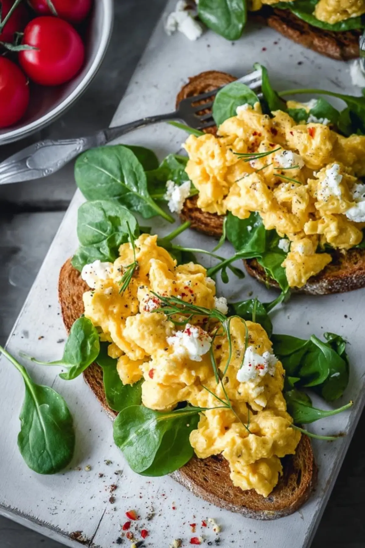cremiges Rührei auf Röstbrot