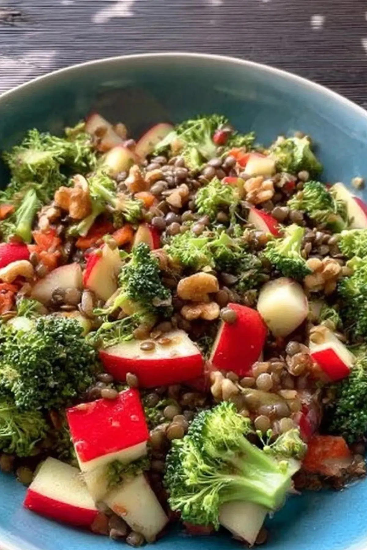 Brokkoli-Apfel-Salat mit Linsen und Walnüssen