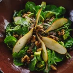 Feldsalat mit Birne, Walnüssen und Avocado