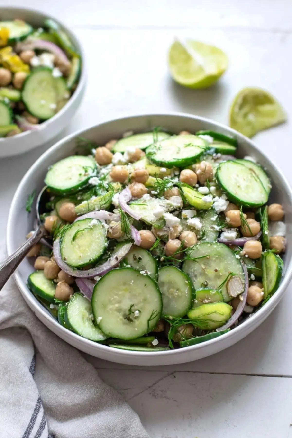 Gurkensalat mit Feta und Kichererbsen