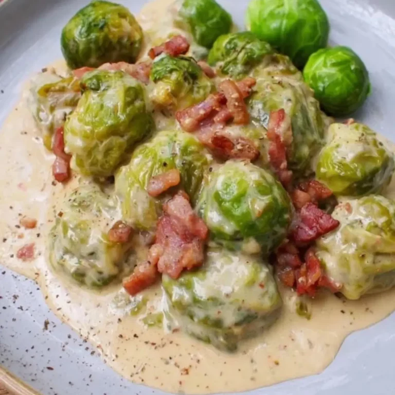 Rahm-Rosenkohl mit Speck und cremiger Soße