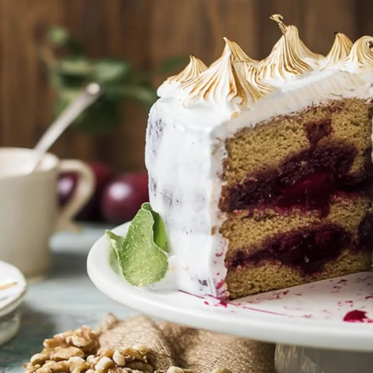 Walnuss Zwetschkenröster Torte mit Baiserhaube - Noras Kreationen
