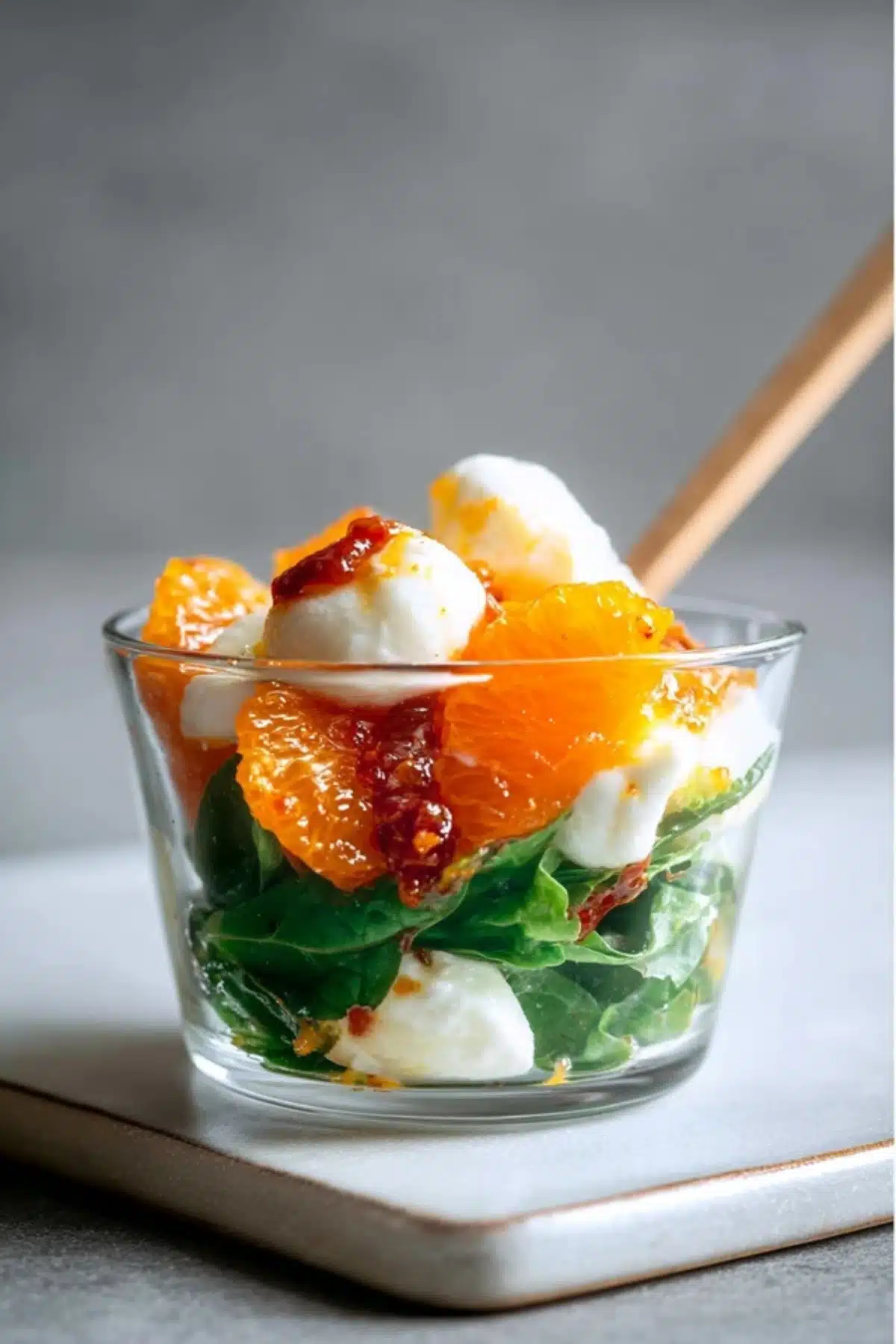 FELDSALAT MIT ORANGEN-CHILI-DRESSING UND MOZZARELLA