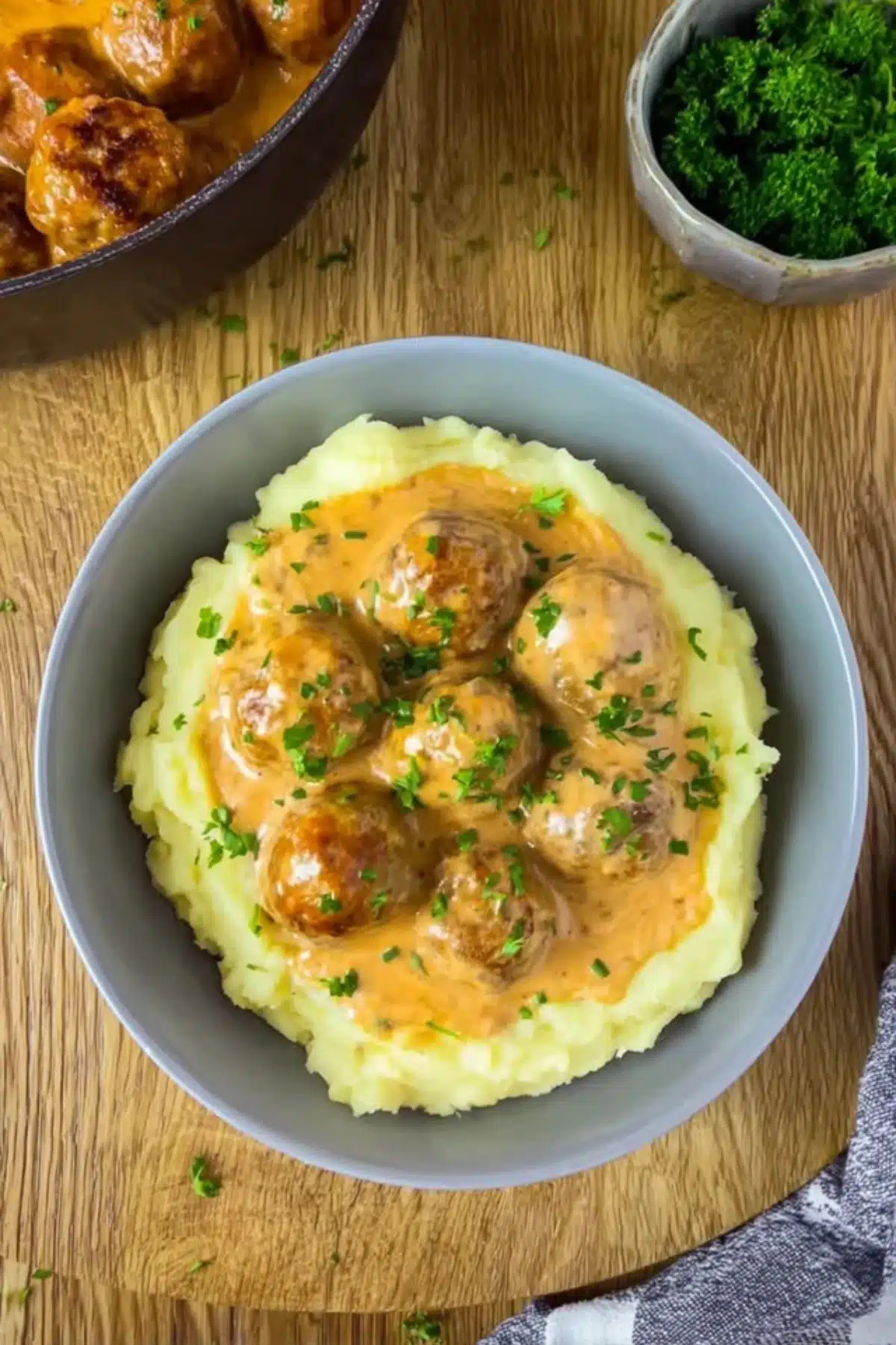 Hackbällchen in cremiger Sauce mit Kartoffelpüre