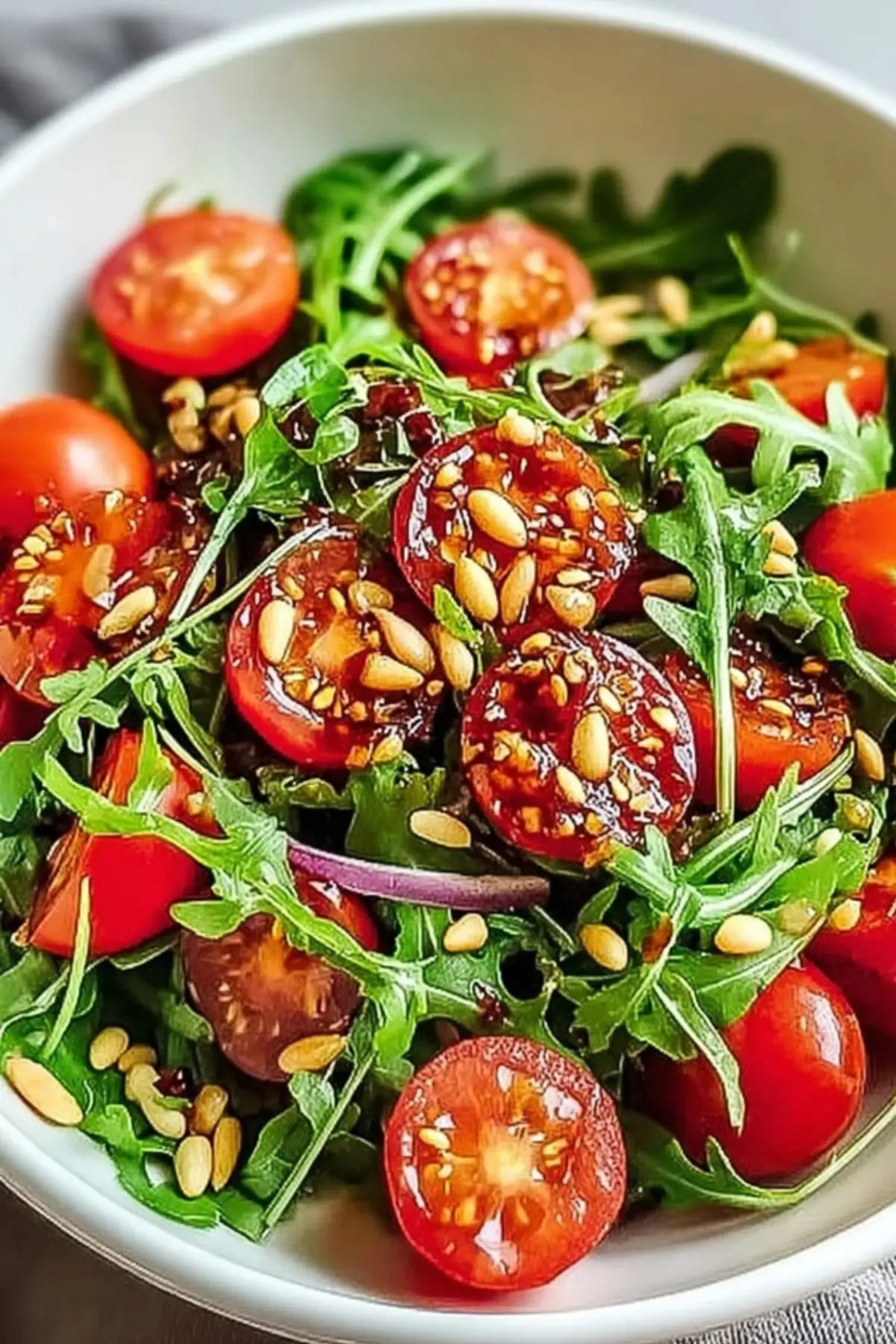 Frischer Tomaten Rucola Salat mit Pinienkernen