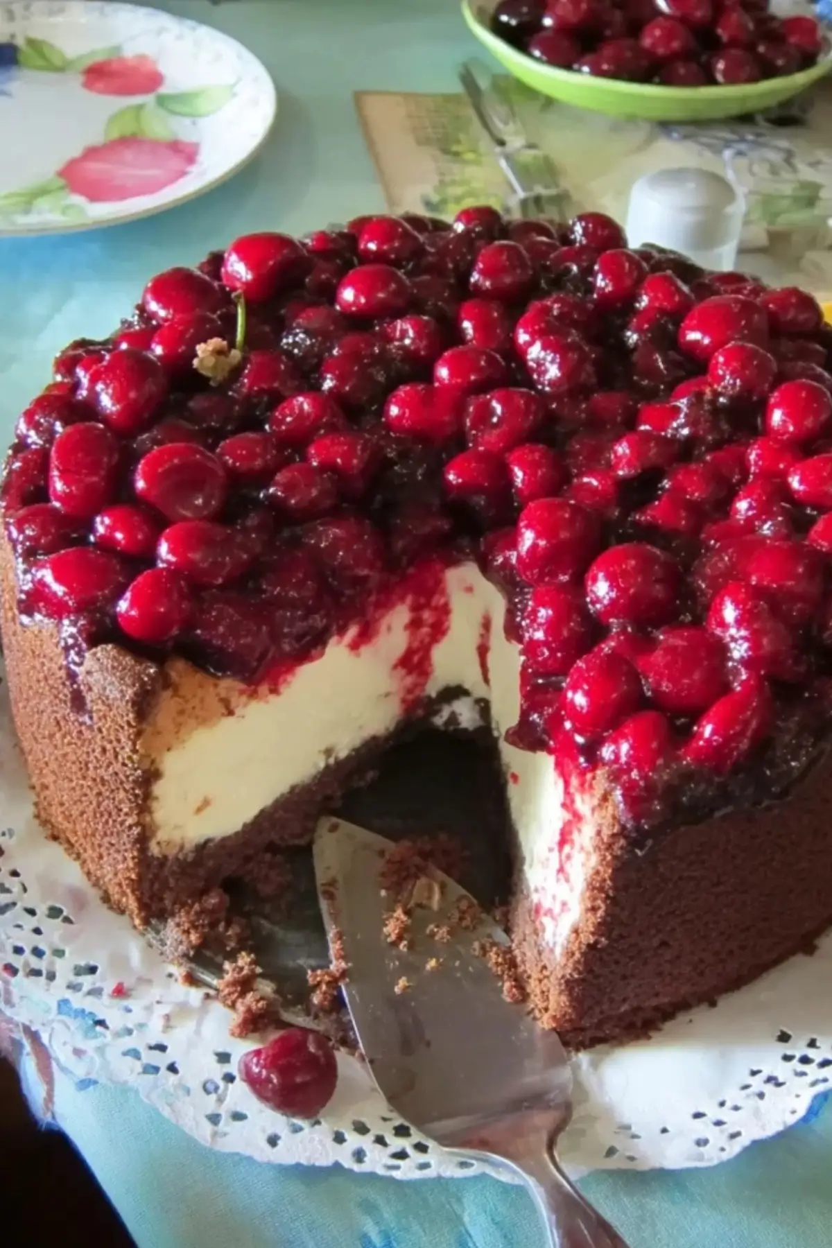 Käsekuchen mit Kirschen und Schmand