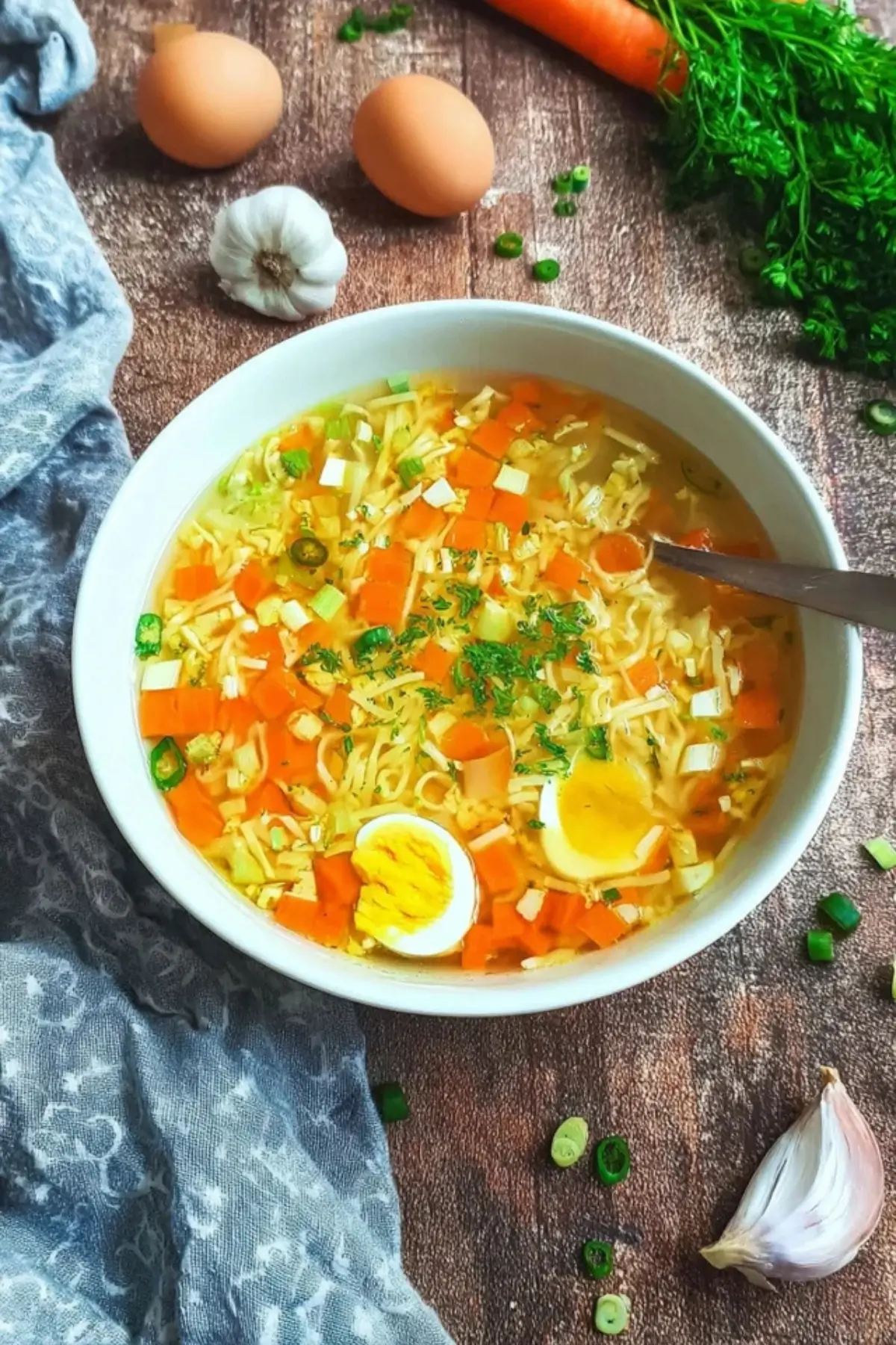 Nudelsuppe mit Möhre und Ei