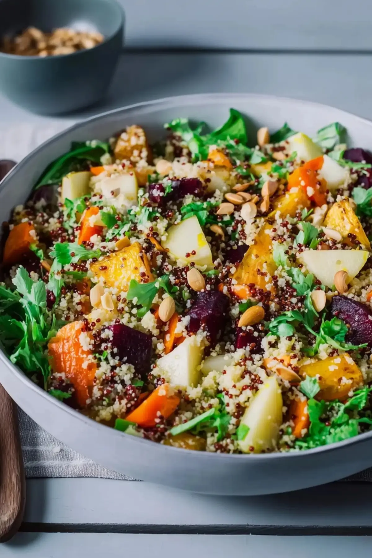 Wintersalat mit Couscous, Quinoa, Ofengemüse und Kurkuma Dressing