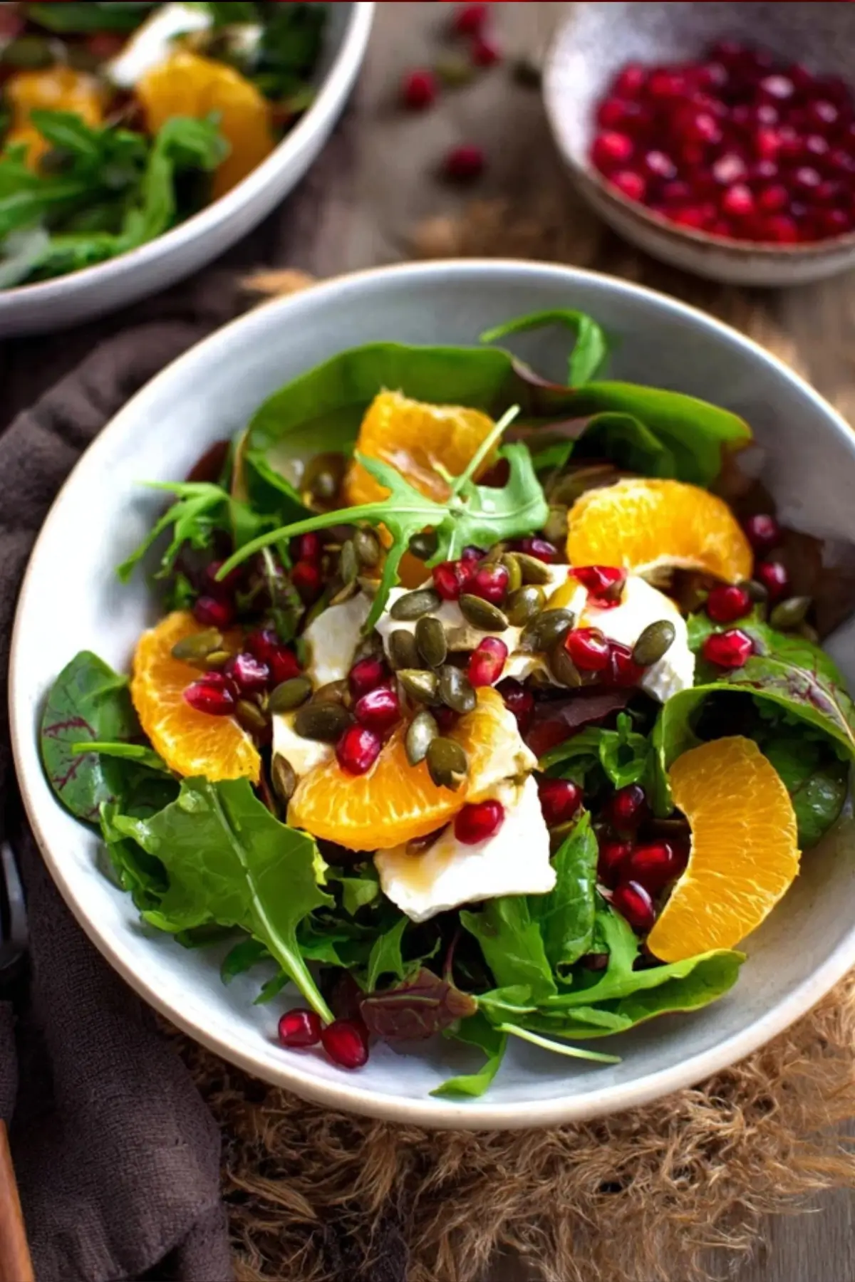 Wintersalat mit Orange, Granatapfel und Ziegenkäse