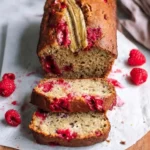 Saftiges Bananenbrot mit Himbeeren