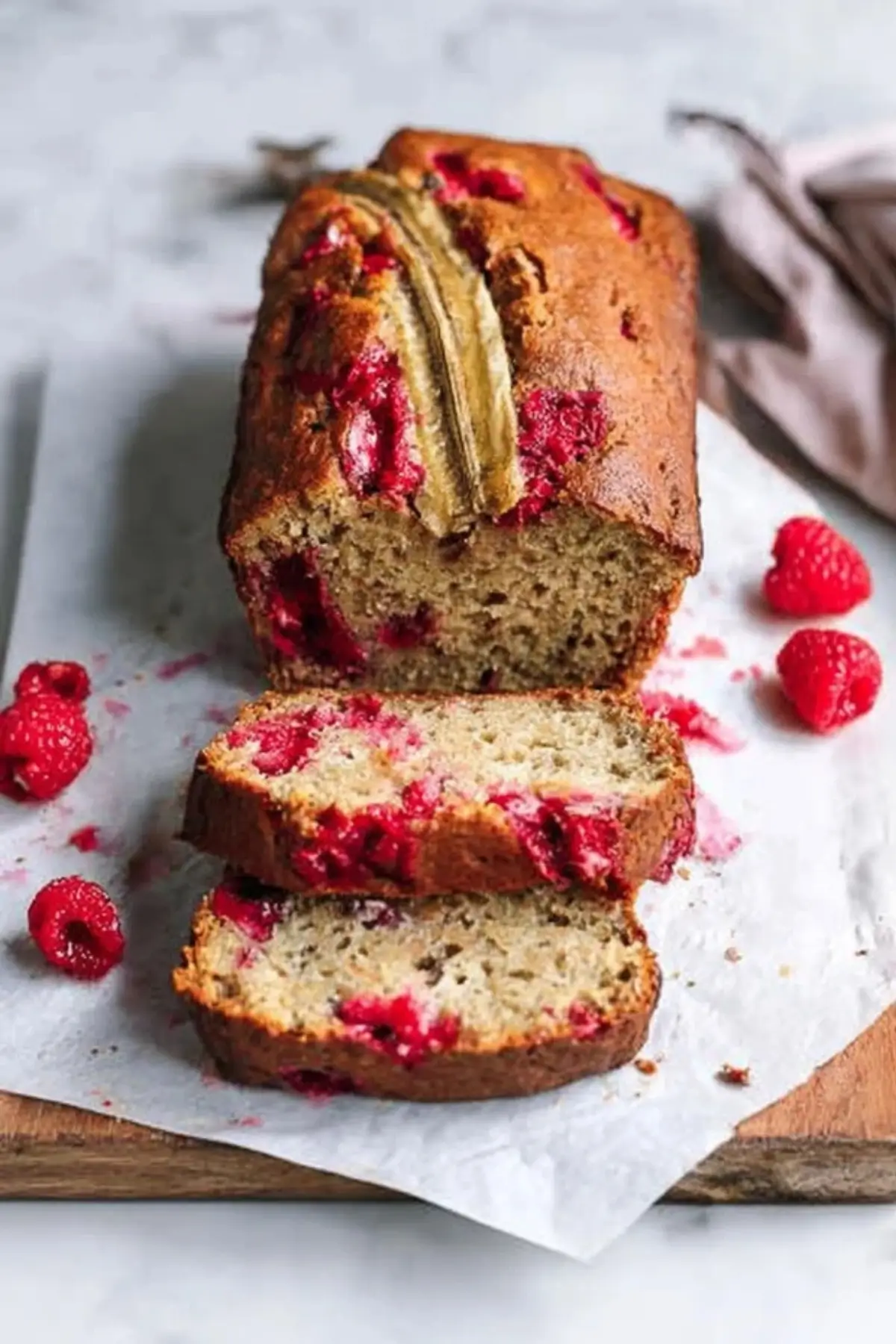 Saftiges Bananenbrot mit Himbeeren