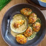 Überbackene Hasselback Kartoffeln in cremiger Sauce
