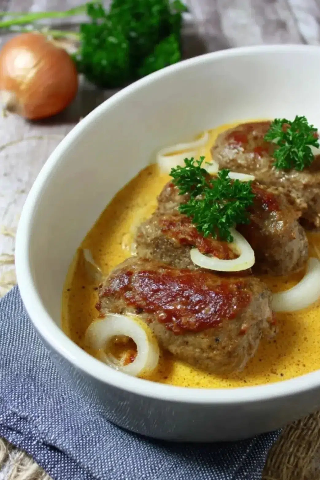 Hackfleischrouladen mit Sahne Zwiebel Sauce
